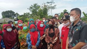Mensos Risma Lihat Langsung Lokasi Satu Keluarga Tertimbun Longsor di Cijeruk Bogor