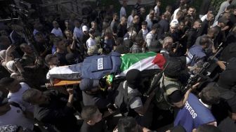 Warga Palestina Pelayat Pemakaman Jurnalis Al Jazeera Dipukuli Polisi Israel