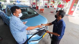 Petugas melakukan pengisian Bahan Bakar Gas (BBG) di Stasiun Pengisian Bahan Bakar Gas (SPBG) Mampang, Jakarta Selatan, Jumat (13/5/2022). [Suara.com/Alfian Winanto]