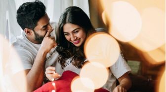 4 Tips Membuat Pasangan Lebih Percaya Diri, Sering-sering Apresiasi!