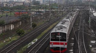 Rangkaian KRL Commuter Line melintas di kawasan Tanah Abang, Jakarta, Jumat (13/5/2022). [Suara.com/Angga Budhiyanto]