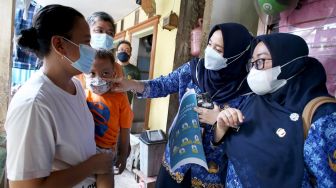 Dokter Puskesmas Kecamatan Sawah Besar memberikan sosialisasi tentang penyakit hepatitis akut di Mangga Dua Selatan, Jumat (13/5/2022).  ANTARA FOTO/Rivan Awal Lingga