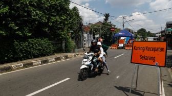 Kendaraan melintas saat diberlakukannya rekayasa lalu lintas di Jalan Otista 3, Jakarta Timur, Jumat (13/5/2022). [Suara.com/Alfian Winanto]