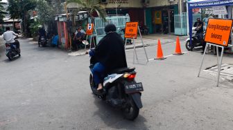 Kendaraan melintas saat diberlakukannya rekayasa lalu lintas di Jalan Otista 3, Jakarta Timur, Jumat (13/5/2022). [Suara.com/Alfian Winanto]