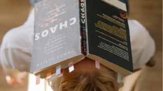 5 Tips Mengatasi Reading Slump, Ubah Genre Bacaanmu