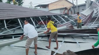 Angin Puting Beliung Porak-porandakan Belasan Rumah di Leuwiliang Bogor