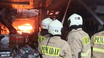 Kebakaran di Tambora, Konveksi Rumahan Dilalap Si Jago Merah