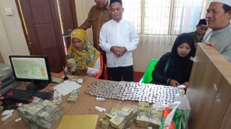 Siti Maftuhah dan Nurkhalis Daftar Haji Gunakan Uang Receh Hasil Dagang Siomai