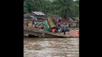 Kehabisan Tenaga, Truk Bermuatan Pupuk dan Alat Toko Terbalik di Dermaga Feri Sungai Asam Belitang Hilir