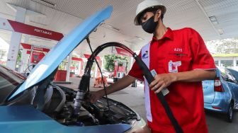 Petugas melakukan pengisian Bahan Bakar Gas (BBG) di Stasiun Pengisian Bahan Bakar Gas (SPBG) Mampang, Jakarta Selatan, Jumat (13/5/2022). [Suara.com/Alfian Winanto]