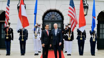 Presiden Joko Widodo (kiri) disambut Presiden Amerika Serikat Joe Biden saat menghadiri KTT Khusus ASEAN-AS di Gedung Putih, Washington DC, Amerika Serikat, Jumat (13/5/2022).  ANTARA FOTO/HO/ Setpres