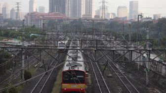 Rangkaian KRL Commuter Line melintas di kawasan Tanah Abang, Jakarta, Jumat (13/5/2022). [Suara.com/Angga Budhiyanto]