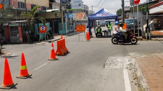 Kendaraan melintas saat diberlakukannya rekayasa lalu lintas di Jalan Otista 3, Jakarta Timur, Jumat (13/5/2022). [Suara.com/Alfian Winanto]