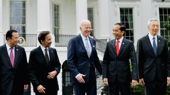 Presiden Joko Widodo (kedua kanan) berbincang dengan Presiden Amerika Serikat Joe Biden (tengah) saat foto bersama dalam rangkaian KTT Khusus ASEAN-AS di Gedung Putih, Washington DC, Amerika Serikat, Jumat (13/5/2022). ANTARA FOTO/HO/ Setpres
