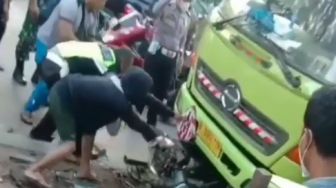 Ngeri! Truk Tabrak Pengendara Lain di Narogong Bekasi hingga Motor Korban Terjepit di Kolong, Publik: Jalur Ekstrem