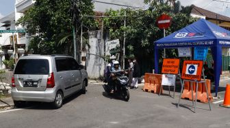 Kendaraan melintas saat diberlakukannya rekayasa lalu lintas di Jalan Otista 3, Jakarta Timur, Jumat (13/5/2022). [Suara.com/Alfian Winanto]