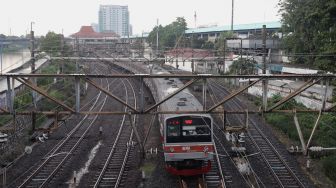 Rangkaian KRL Commuter Line melintas di kawasan Tanah Abang, Jakarta, Jumat (13/5/2022). [Suara.com/Angga Budhiyanto]