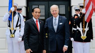 Presiden Joko Widodo (kiri) disambut Presiden Amerika Serikat Joe Biden saat menghadiri KTT Khusus ASEAN-AS di Gedung Putih, Washington DC, Amerika Serikat, Jumat (13/5/2022).  ANTARA FOTO/HO/ Setpres