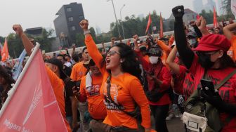 Sejumlah massa buruh melakukan aksi unjuk rasa di depan gedung DPR RI, Jakarta, Sabtu (14/5/2022). [Suara.com/Angga Budhiyanto]