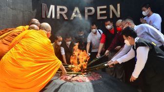Sejumlah perwakilan umat Buddha mengambil Api Dharma Waisak menggunakan obor dari sumber Api Abadi Mrapen, Desa Manggarmas, Godong, Grobogan, Jawa Tengah, Sabtu (14/5/2022). ANTARA FOTO/Yusuf Nugroho
