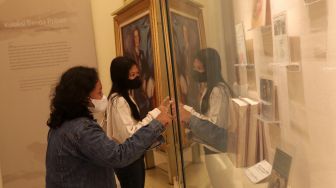 Pengunjung mengamati koleksi pribadi milik Basoeki Abdullah yang dipajang di Museum Basoeki Abdullah, Jakarta, Sabtu (14/5/2022). [Suara.com/Angga Budhiyanto]