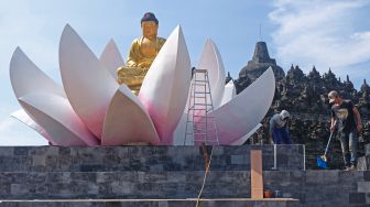 Sejumlah pekerja menyelesaikan pembuatan altar puja bakti perayaan Tri Suci Waisak Nasional 2022 di pelataran kompleks Taman Wisata Candi (TWC) Borobudur, Magelang, Jateng, Sabtu (14/5/2022).  ANTARA FOTO/Anis Efizudin