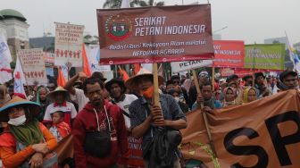 Sejumlah massa buruh melakukan aksi unjuk rasa di depan gedung DPR RI, Jakarta, Sabtu (14/5/2022). [Suara.com/Angga Budhiyanto]