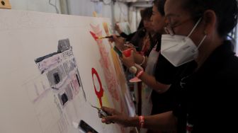 Peserta mengikuti lomba melukis dalam acara Gerebek Museum di sekitar Museum Basoeki Abdullah, Jakarta, Sabtu (14/5/2022). [Suara.com/Angga Budhiyanto]