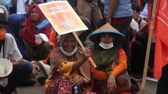 Massa buruh melakukan aksi unjuk rasa di depan gedung DPR RI, Jakarta, Sabtu (14/5/2022). [Suara.com/Angga Budhiyanto]