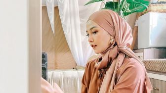 Pakai OOTD Nuansa Monokrom, Gaya Kece Dara Arafah Dipuji Bikin Adem