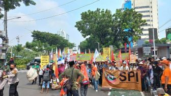Rayakan May Day, Buruh Sudah Menyemut di Depan Gedung TVRI Siap-siap Longmarch Geruduk DPR RI