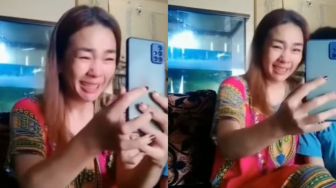 Usai 28 Tahun Tak Bertemu, Wanita Ini Menangis Bisa Video Call dengan Ibunya