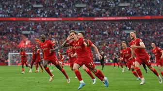 Bek Liverpool Kostas Tsimikas (tengah) selebrasi dengan rekan setimnya setelah mencetak gol saat sesi penalti pertandingan sepak bola final Piala FA Inggris antara Chelsea dan Liverpool di Stadion Wembley, London, Inggris (Sabtu 14/5/2022). [Glyn KIRK / AFP]