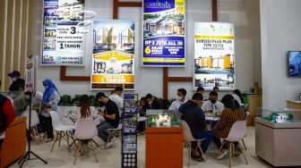 Calon pembeli mengunjungi booth properti di pameran Indonesia Properti Expo 2022 (IPEX) yang digelar di Jakarta Convention Centre (JCC), Senayan,  Jakarta Pusat, Minggu (15/5/2022). [Suara.com/Alfian Winanto] 
