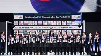 Pebulu tangkis Uber Korea Selatan mengangkat trofi Piala Uber 2022 dalam Upacara Penghargaan Pemenang Piala Uber 2022 di Impact Arena, Bangkok, Thailand, Sabtu (14/5/2022). [ANTARA FOTO/M Risyal Hidayat/aww]
