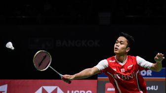 Pebulu tangkis tunggal putra Indonesia Anthony Sinisuka Ginting mengembalikan kok ke arah lawannya pebulu tangkis tunggal putra India Lakshya Sen dalam pertandingan babak final Piala Thomas 2022 di Impact Arena, Bangkok, Thailand, Minggu (15/5/2022). [ANTARA FOTO/M Risyal Hidayat/foc]