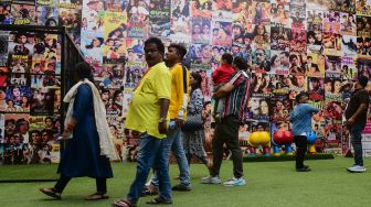 Orang-orang berjalan saat berkunjung di Taman Bollywood di Filmcity Mumbai, India, Jumat (13/5/2022). [SUJIT JAISWAL / AFP]