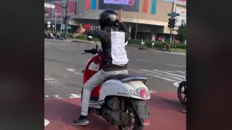 Usai Nonton Film KKN di Desa Penari, Aksi Pemotor Honda Scoopy di Atas Motor Jadi Sorotan