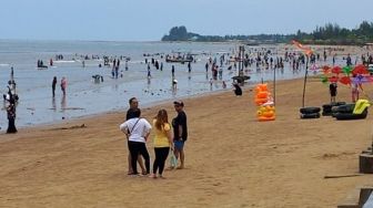 Akhir Pekan, Pantai Manggar Dipenuhi Ribuan Pengunjung dari Berbagai Daerah