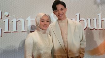 Dinda Hauw dan Rey Mbayang Liburan, Kompak Pakai Outfit Warna Oranye