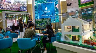 Calon pembeli mengunjungi booth properti di pameran Indonesia Properti Expo 2022 (IPEX) yang digelar di Jakarta Convention Centre (JCC), Senayan,  Jakarta Pusat, Minggu (15/5/2022). [Suara.com/Alfian Winanto] 
