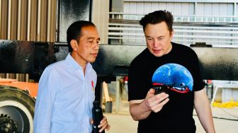 Gaya Nyentrik Elon Musk saat Bertemu Presiden Jokowi di Space X