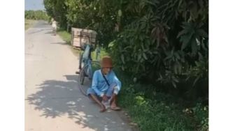 Nyesek! Kakek Penjual Sawo Makan Nasi Dibungkus Plastik di Pinggir Jalan