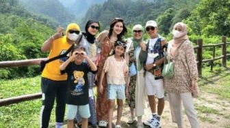 8 Momen Seru Liburan Ayu Ting Ting di Yogyakarta Bareng Keluarga, Membatik sampai Naik Mobil Klasik