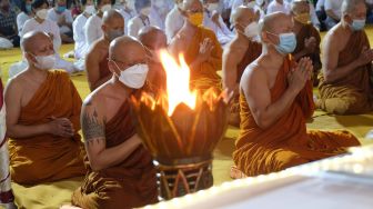 Prosesi Persemayaman Api Dharma Waisak di Candi Mendut