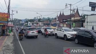 Update Lalin Saat Libur Isa Almasih, Kendaraan Mengular 2 Kilometer di Puncak Bogor