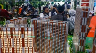 Calon pembeli mengunjungi booth properti di pameran Indonesia Properti Expo 2022 (IPEX) yang digelar di Jakarta Convention Centre (JCC), Senayan,  Jakarta Pusat, Minggu (15/5/2022). [Suara.com/Alfian Winanto] 
