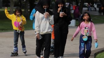 Seorang anak bermain sepatu roda di Taman Lapangan Banteng, Jakarta, Senin (16/5/2022). [Suara.com/Angga Budhiyanto]