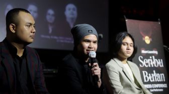 Penyanyi Abdul Qodir Jaelani bersama dengan band barunya, Qodir memberikan keterangan saat acara konferensi pers pelepasan album baru berjudul Seribu Bulan di Hard Rock Cafe Pacific Place, Jakarta, Senin (16/5/2022). [Suara.com/Angga Budhiyanto]