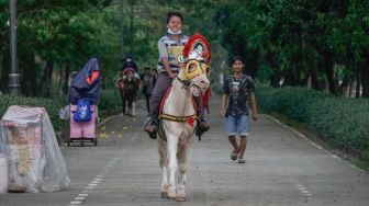 Wisata Alternatif Sambil Menunggang Kuda di Kawasan Kanal Banjir Timur